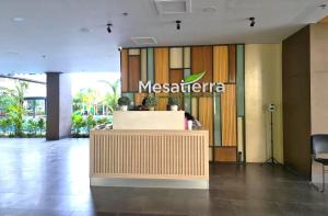 ein Meissen-Laden mit einem Schild an der Wand in einer Lobby in der Unterkunft Mesatierra Garden Residence 2005 in Davao City + 31 Fotos