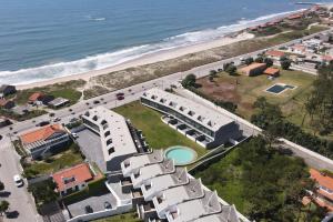an aerial view of a building next to the beach at Pedrinhas Village in Apúlia