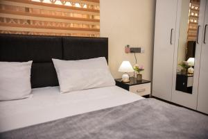 Postel nebo postele na pokoji v ubytování RealShala Stylish & Cozy 1-BR Adjiriganor