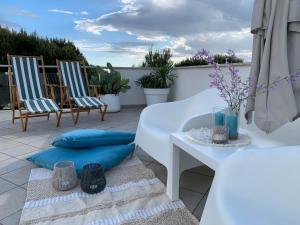 Balkón nebo terasa v ubytování Dove il tramonto incontra il mare, attico panoramico a due passi dalla spiaggia