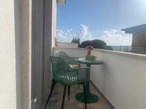 Balkón nebo terasa v ubytování Dove il tramonto incontra il mare, attico panoramico a due passi dalla spiaggia