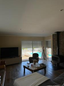 un salon avec un canapé et une table dans l'établissement Casa Di Mammò, à Cervione