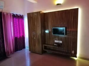 TV a/nebo společenská místnost v ubytování Ashta Lakshmi Tourist Home Stay + 24 fotografií