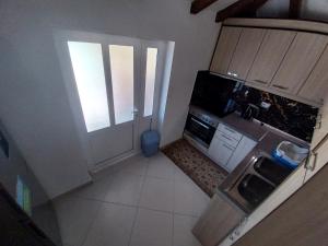 Kuchyň nebo kuchyňský kout v ubytování Guest House Ilir