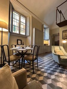 ein Wohnzimmer mit Tisch und Stühlen und eine Küche in der Unterkunft Palazzo Mormorai in Florenz