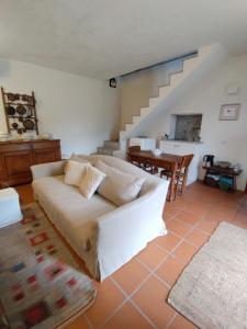 Ruang duduk di Ca' del Livello - country chic retreat with garden overlooking mountains