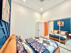 布达佩斯TubLife Terrace Suite II PRIVATE JACUZZI II freeparking的一间带沙发和床的卧室 更多23张照片