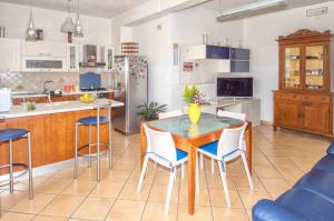 una cucina e una sala da pranzo con tavolo e sedie di Casa Granata a Trapani