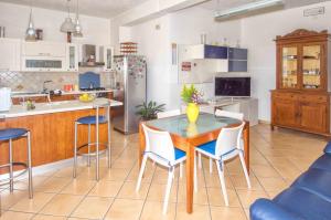a kitchen and dining room with a table and chairs at Casa Granata in Trapani