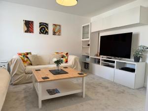 un salon avec un canapé et une télévision à écran plat dans l'établissement Strikingly Stylish Exeter Retreat - Modern 3-Bed, à Exeter