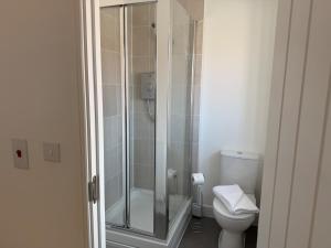une salle de bain avec douche et toilettes dans l'établissement Strikingly Stylish Exeter Retreat - Modern 3-Bed, à Exeter 7 autres photos