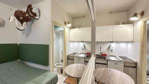 cocina con sofá, mesa y sillas en Tiny Elephant Mini suite in Rome, en Roma