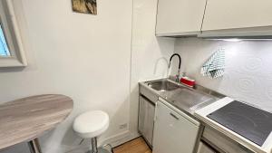 Una cocina o zona de cocina en Tiny Elephant Mini suite in Rome