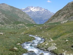un fiume in una valle con una montagna coperta di neve di Hameau 4 106 - SPA & PISCINE appartement 6 pers a Orelle Altre 2 foto