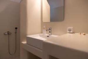 Phòng tắm tại Aegean Colors Koufonisia +48 ảnh