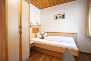 Postel nebo postele na pokoji v ubytování Hotel Gasthaus Hirschen im Hochschwarzwald Todtnau nahe Feldberg