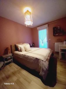 Una cama o camas en una habitación de Appartement T2