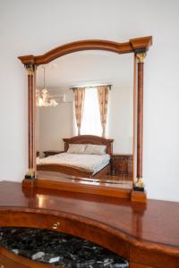 Ένα ή περισσότερα κρεβάτια σε δωμάτιο στο Royal Meeting Point - Heart of Sarajevo Free Parking