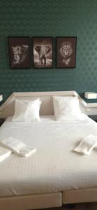 Postel nebo postele na pokoji v ubytování Hotel La Pomme d'Or