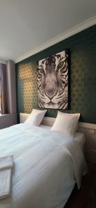 Postel nebo postele na pokoji v ubytování Hotel La Pomme d'Or