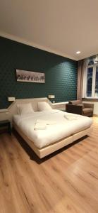 Postel nebo postele na pokoji v ubytování Hotel La Pomme d'Or