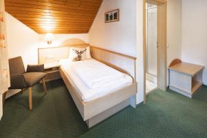 Postel nebo postele na pokoji v ubytování Hotel Gasthaus Hirschen im Hochschwarzwald Todtnau nahe Feldberg