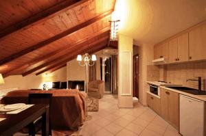a kitchen and a dining room with a table in a room at Palatino Rooms & Apartments in Tripoli