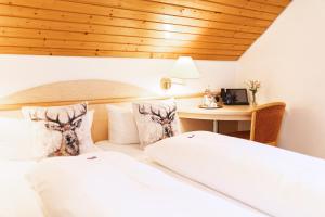 Postel nebo postele na pokoji v ubytování Hotel Gasthaus Hirschen im Hochschwarzwald Todtnau nahe Feldberg