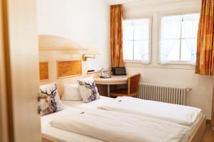 Postel nebo postele na pokoji v ubytování Hotel Gasthaus Hirschen im Hochschwarzwald Todtnau nahe Feldberg