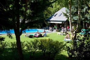 Bazén v ubytovaní Bungalows Verneda Mountain Resort alebo v jeho blízkosti