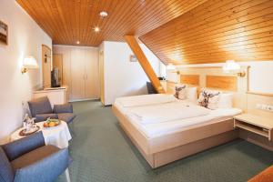 Postel nebo postele na pokoji v ubytování Hotel Gasthaus Hirschen im Hochschwarzwald Todtnau nahe Feldberg