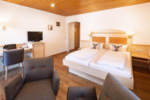 Postel nebo postele na pokoji v ubytování Hotel Gasthaus Hirschen im Hochschwarzwald Todtnau nahe Feldberg