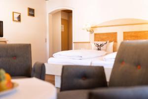 Postel nebo postele na pokoji v ubytování Hotel Gasthaus Hirschen im Hochschwarzwald Todtnau nahe Feldberg