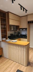 クイアバにあるFlat Premium Studio Cuiabá 701の部屋にある木製のカウンタートップを備えたキッチン