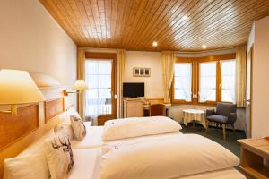 Postel nebo postele na pokoji v ubytování Hotel Gasthaus Hirschen im Hochschwarzwald Todtnau nahe Feldberg