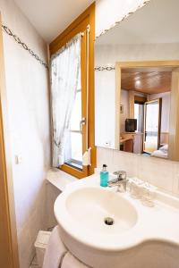 Koupelna v ubytování Hotel Gasthaus Hirschen im Hochschwarzwald Todtnau nahe Feldberg