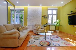 ein Wohnzimmer mit Sofa und Tisch in der Unterkunft APARTMAN KRUNA in Belgrad