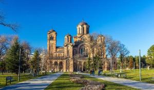 ein großes Gebäude mit zwei Türmen darüber in der Unterkunft APARTMAN KRUNA in Belgrad