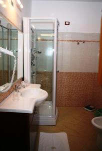 Koupelna v ubytování Sammartano Hotels