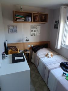 Postel nebo postele na pokoji v ubytování AU BONHEUR Mobil-home 4-6 personnes Frejus + 14 fotografií