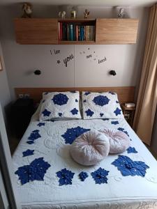 Postel nebo postele na pokoji v ubytování AU BONHEUR Mobil-home 4-6 personnes Frejus