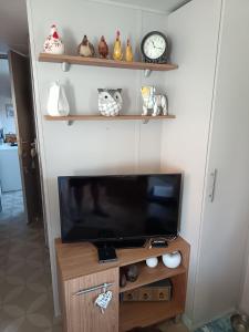 TV a/nebo společenská místnost v ubytování AU BONHEUR Mobil-home 4-6 personnes Frejus