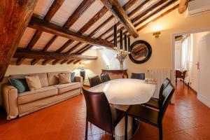 Posedenie v ubytovaní Luxury Apartment Pantheon