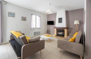 Una sala de estar con dos sofás y una chimenea. en Appartement Agate Vals les bains, en Vals-les-Bains
