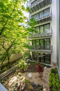 un condominio con un giardino antistante di BUDAPEST DOWNTOWN RESIDENCES VH - AC, Elevator, Terrace a Budapest