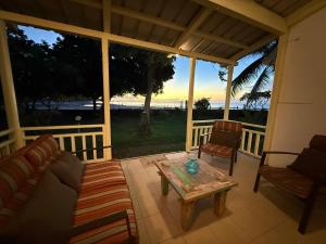 Rõdu või terrass majutusasutuses Les Fleurs Du Tamarin Beachfront Residences