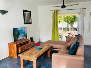 Televiisor ja/või meelelahutuskeskus majutusasutuses Les Fleurs Du Tamarin Beachfront Residences