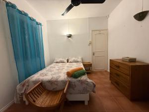 Voodi või voodid majutusasutuse Les Fleurs Du Tamarin Beachfront Residences toas