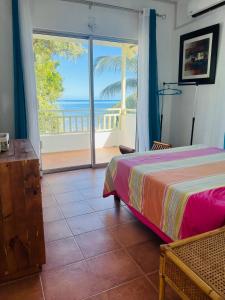 Voodi või voodid majutusasutuse Les Fleurs Du Tamarin Beachfront Residences toas