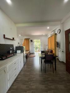 Η κουζίνα ή μικρή κουζίνα στο Wirges Villa - hikkaduwa